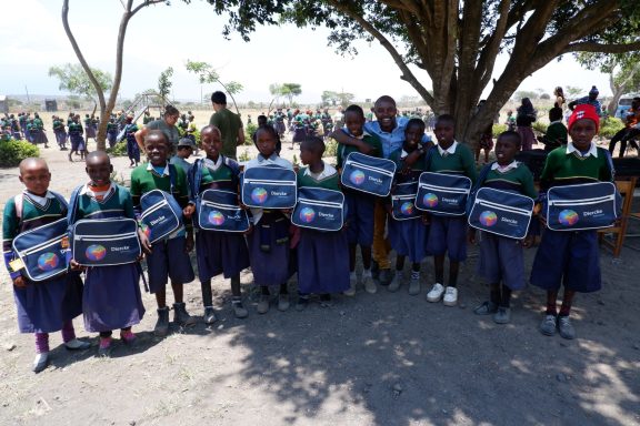 2 Glückliche Gewinner einer Spende des Westermann Verlags Kinder stehen nebeneinander, jeder hat eine Tasche.