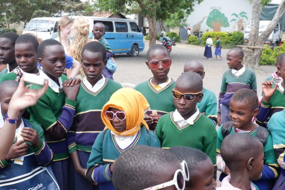 5 Sonnenbrillen Viele Kinder mit Sonnenbrillen und einem Kopftuch.
