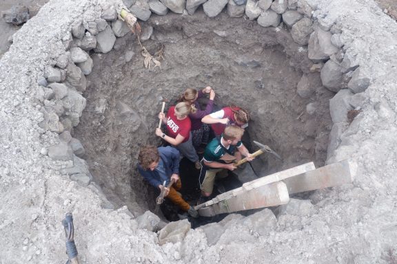 3 Schüler und Schülerinnen der RBG übernehmen Fünf Menschen stehen in dem Loch und graben.