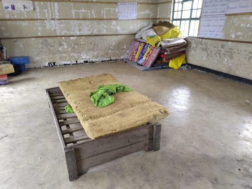 3 Übernachtungsraum für Schüler der Abschlussklasse 7 Eine einfache Matratze auf einem Holzgestellt