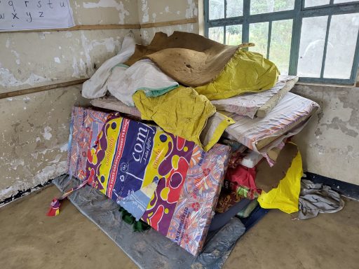 4 auf diesen Matratzen wird geschlafen Kaputte und zerfledderte Matratzen in einer Ecke gestapelt